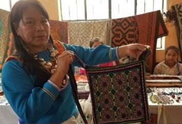 Women from Shipibo-Konibo community create artisan jewelry and textiles.